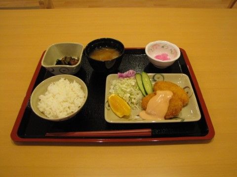 「住宅型有料老人ホーム すみれの丘」のお食事。バランスの取れた、体に良いお食事になっている。