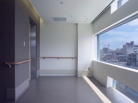 窓の外に町の風景が見えている、落ち着いた色調のホール
