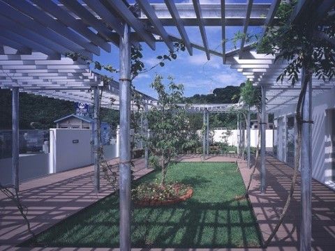 「ウィステリア新上橋」の屋上庭園。外の空気を吸いながら、菜園もできる場所を用意している。