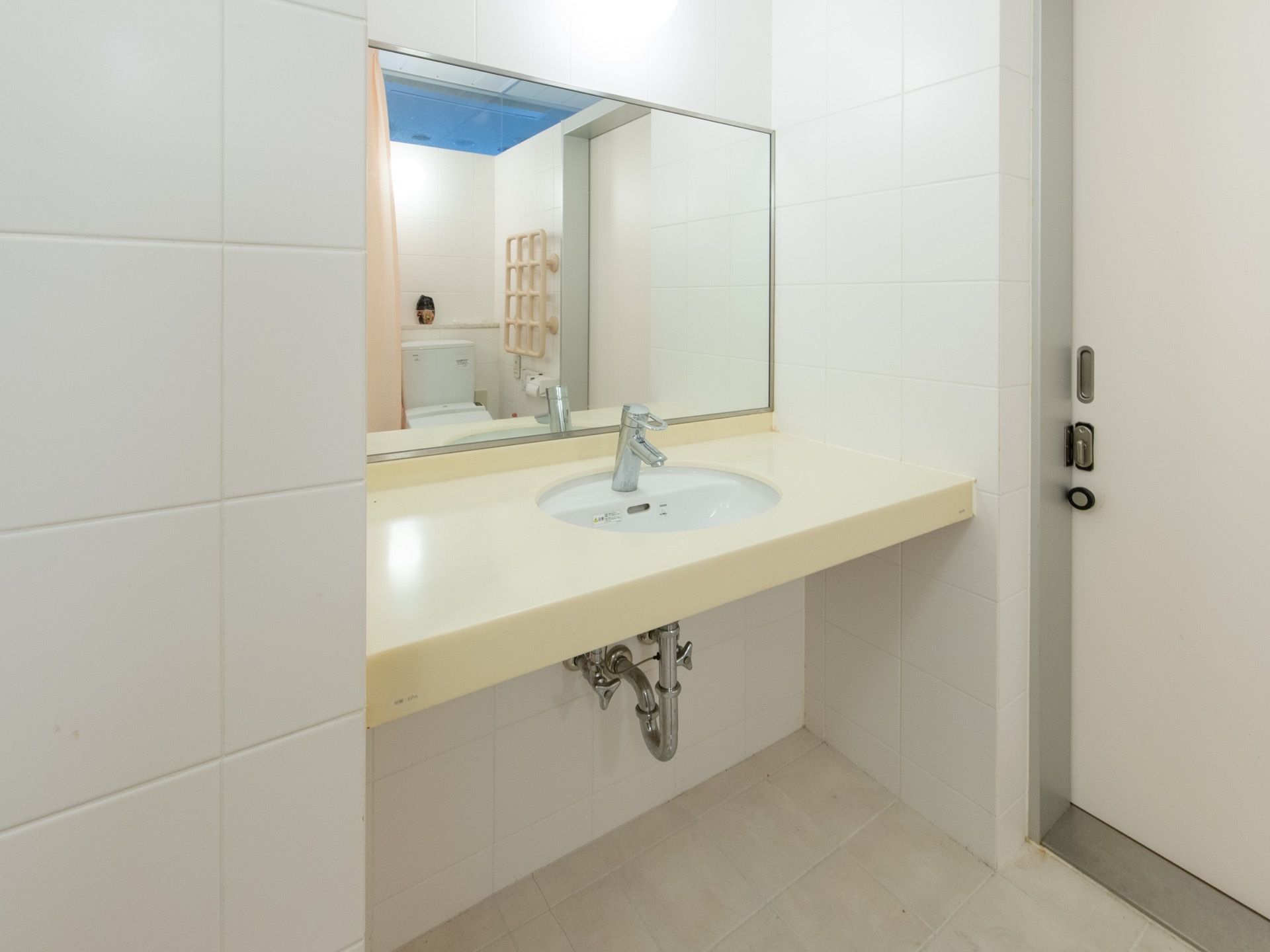 各居室にはトイレ付きのバスルームがある。浴室として利用する際は、ピンクのカーテンを閉めるようになっている。