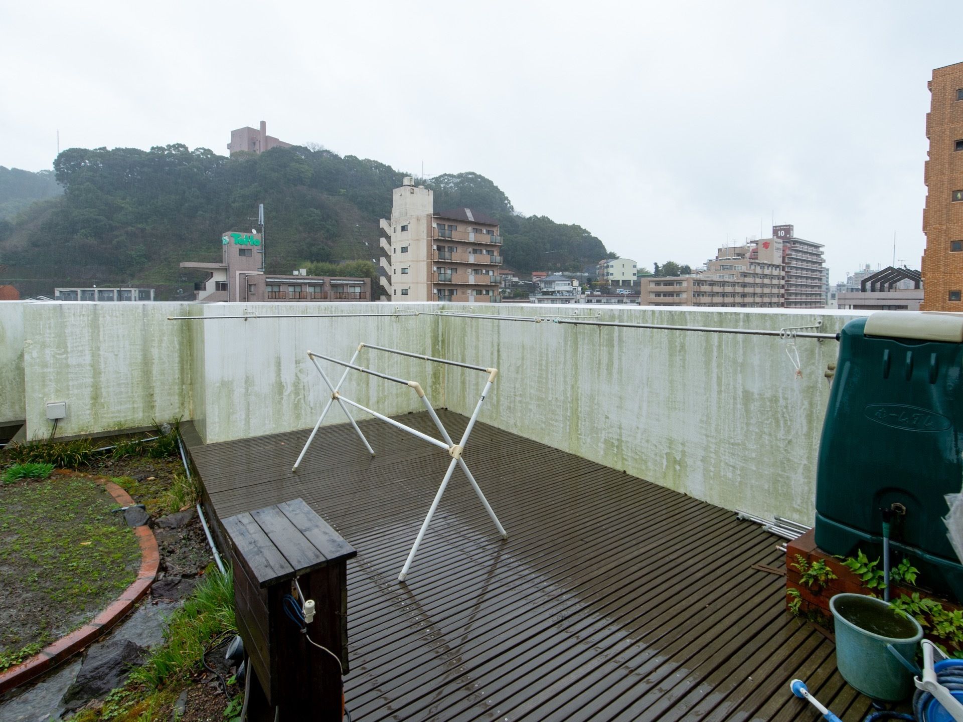 施設建物は５階建て構造になっており、共用の屋上が用意されている。物干しや園芸などさまざまな用途で利用できる。
