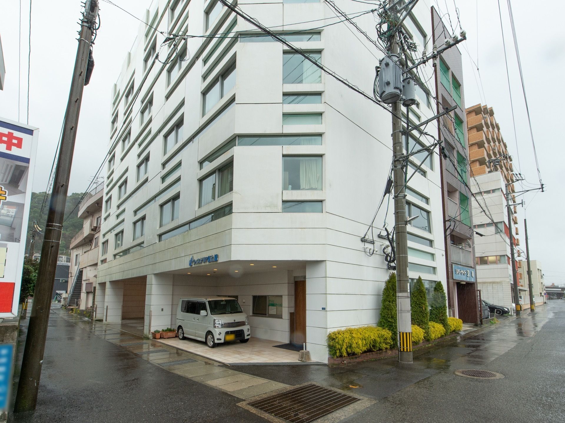 施設建物は川沿いに建てられている。経営母体となる病院が歩いてすぐの距離にあり、日々の通院がしやすくなっている。