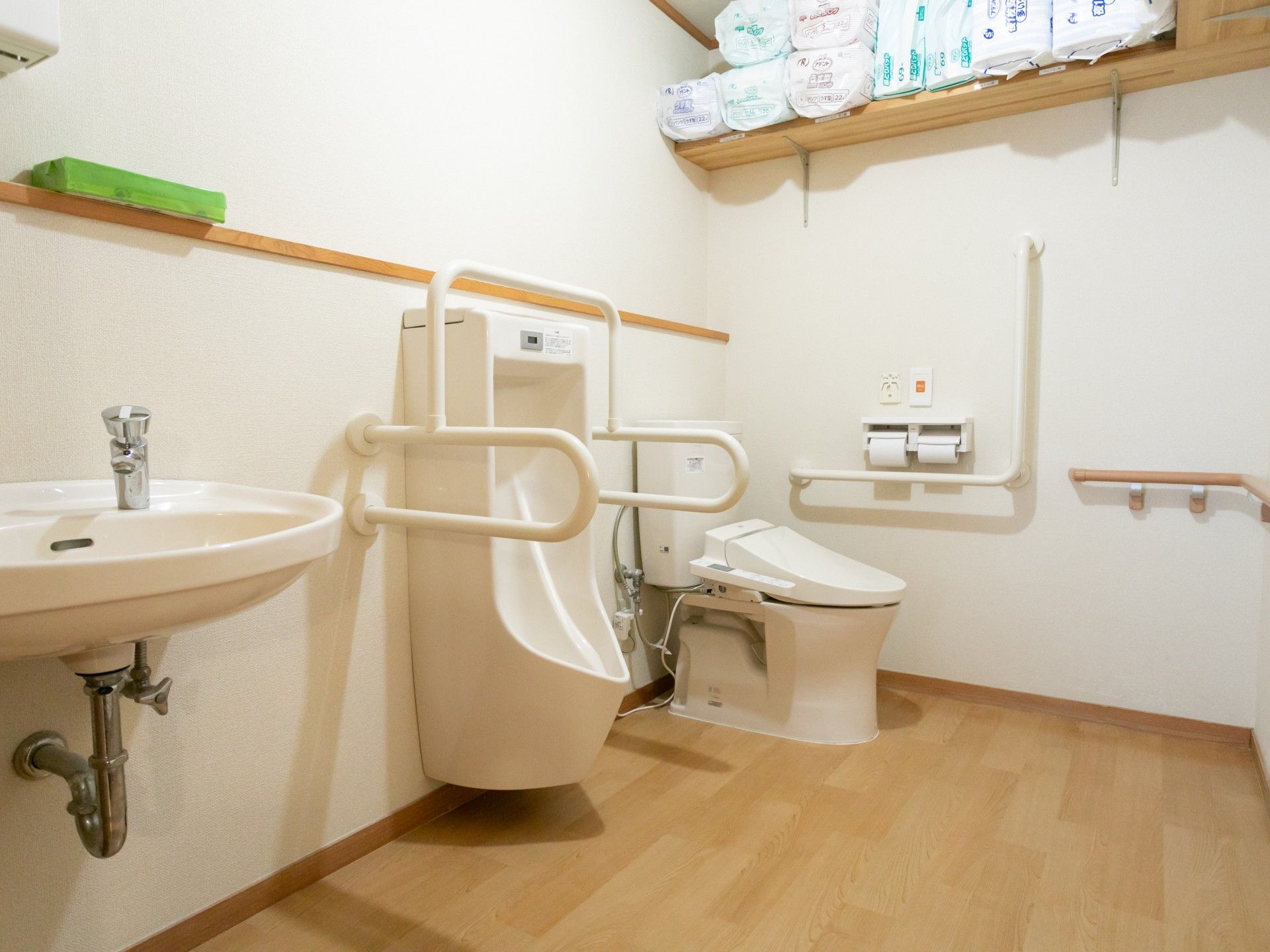 手すり付きのトイレ