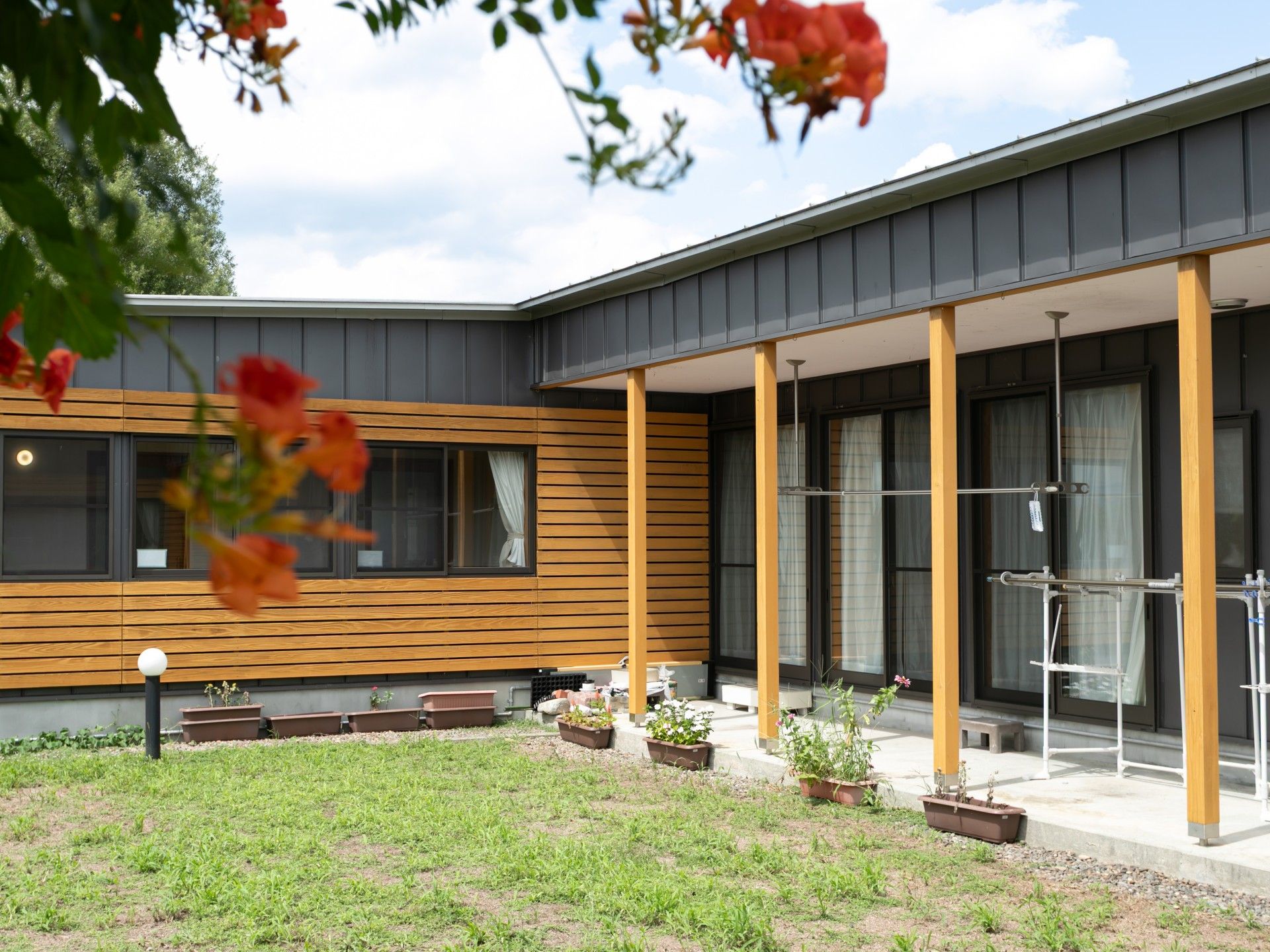 庭に面した建物の外観