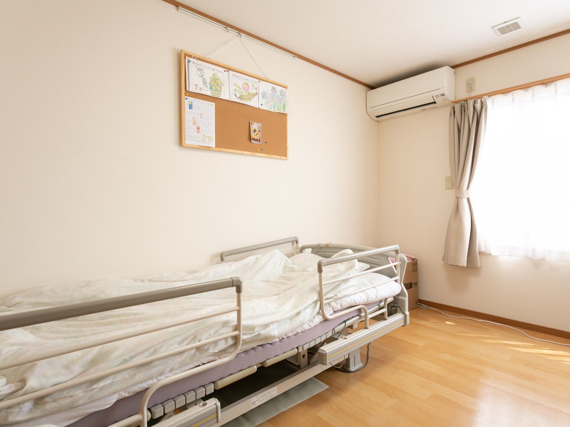 明るい個室のベッド