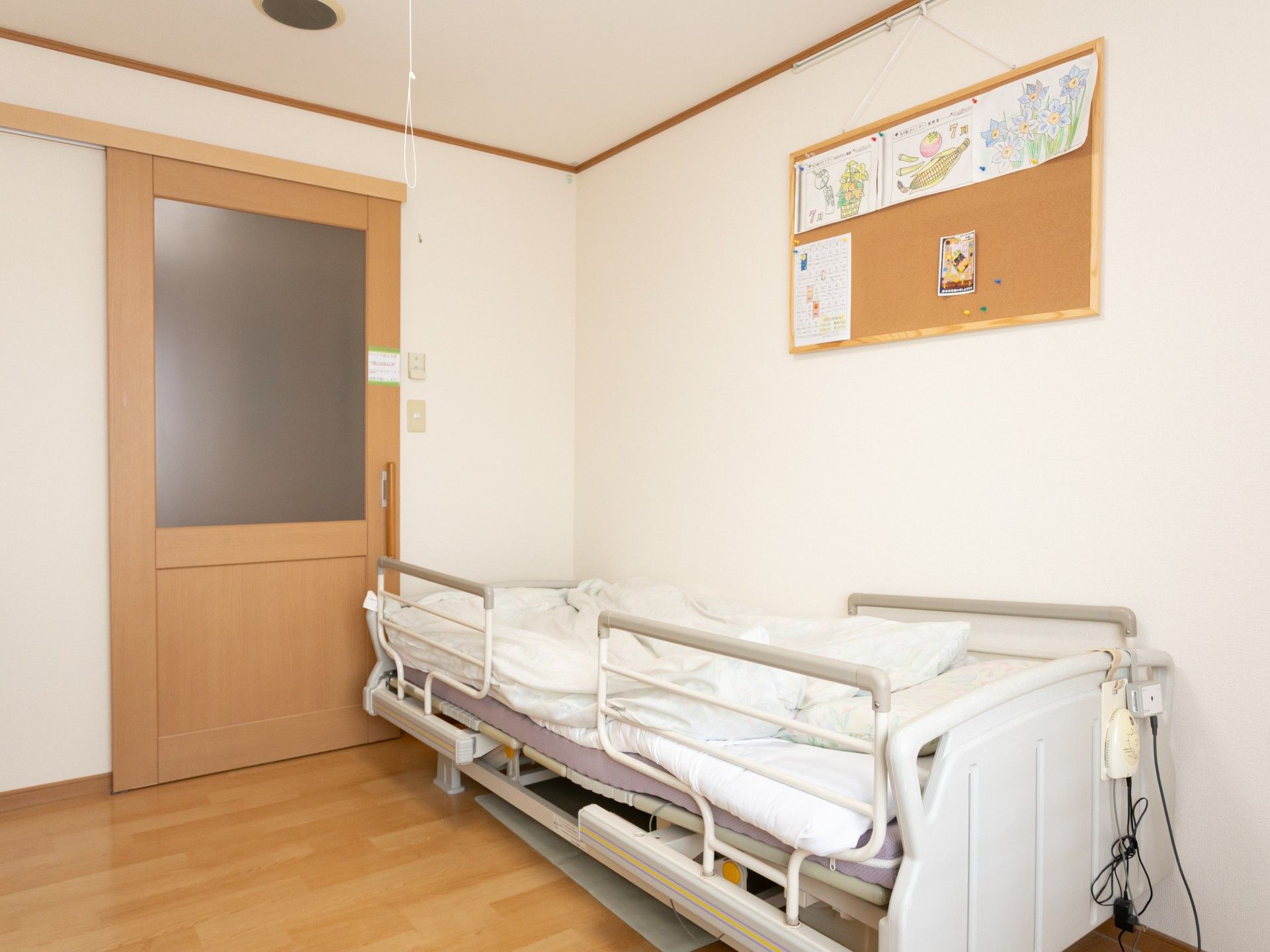 車椅子に座っている高齢女性と隣りに寄り添う女性ヘルパー