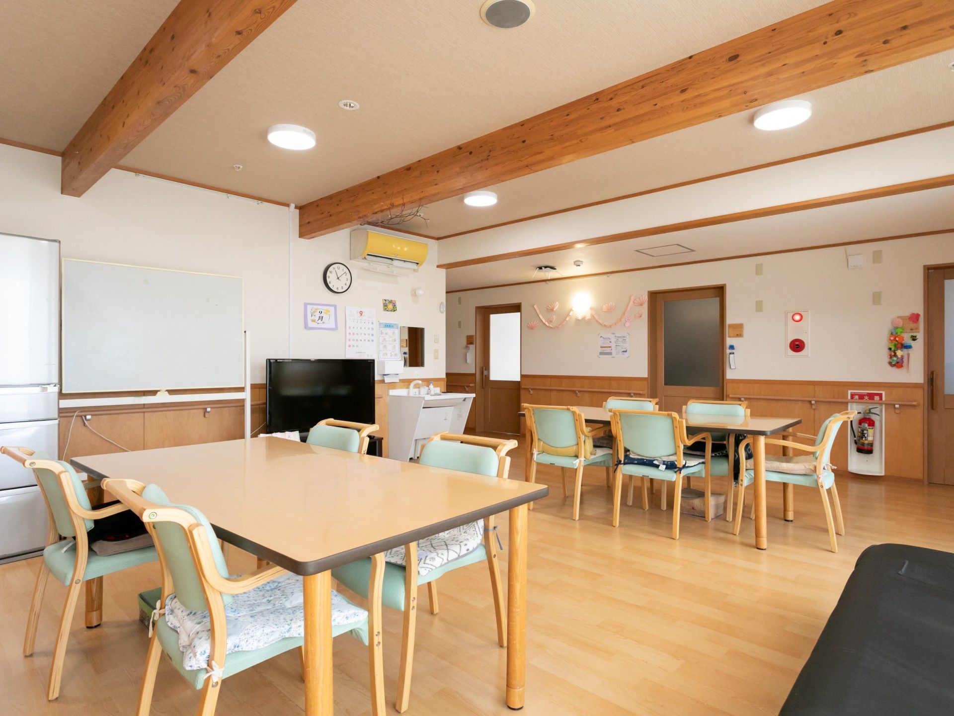 車椅子で外出をする高齢女性と女性ヘルパー