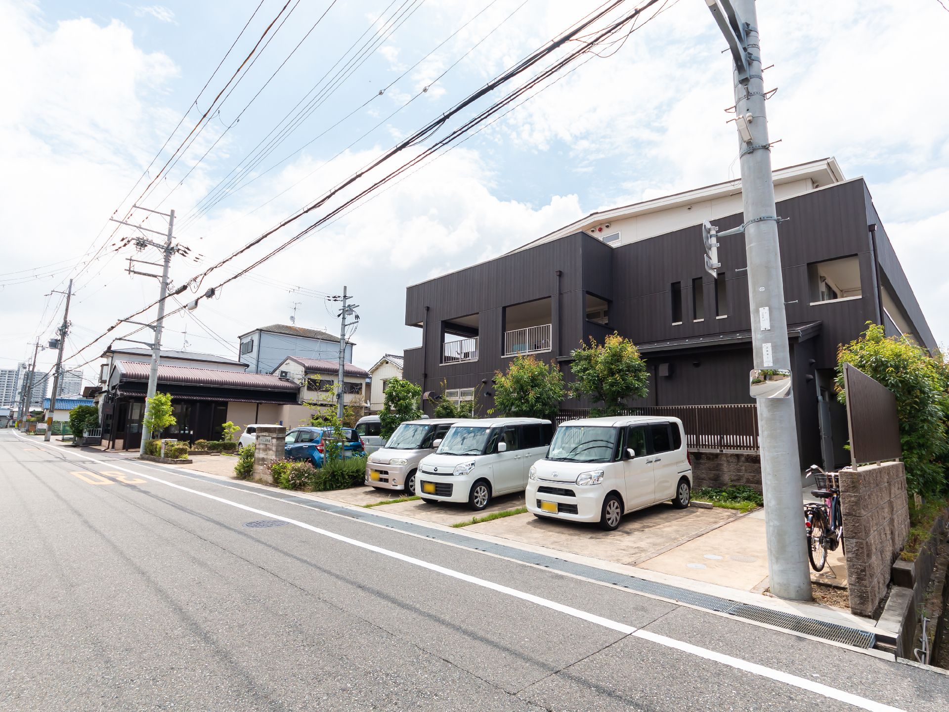 駐車場が付近に設置されている介護施設の外観