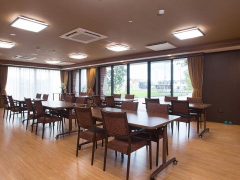 「介護付有料老人ホーム さくらの杜・千代田」のリビング。窓数が多く、日光を取り入れやすいリビングになっている。