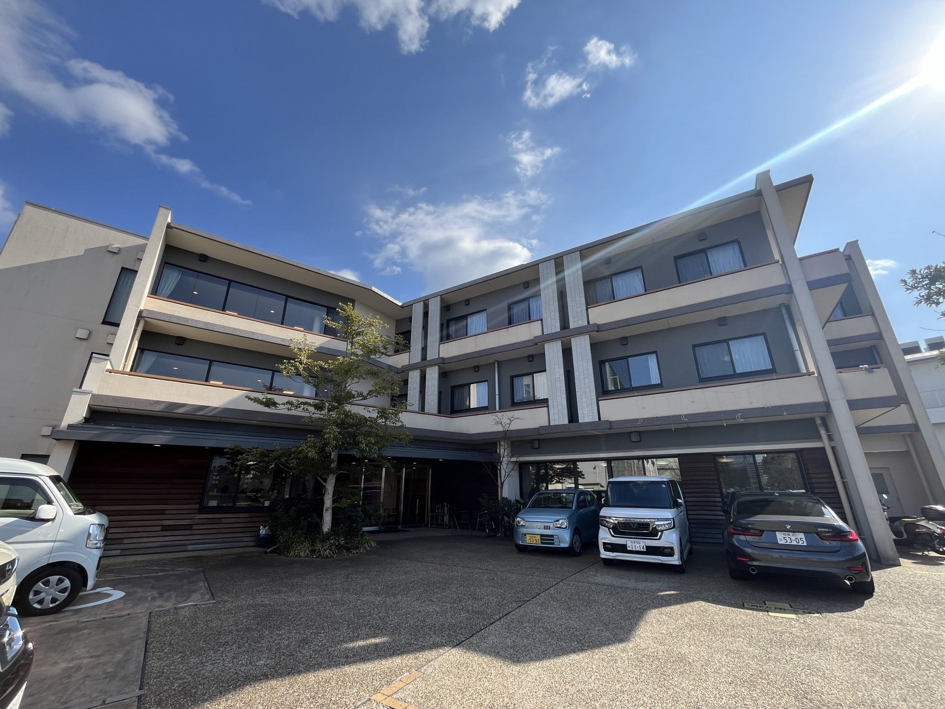 青空の下の建物外観