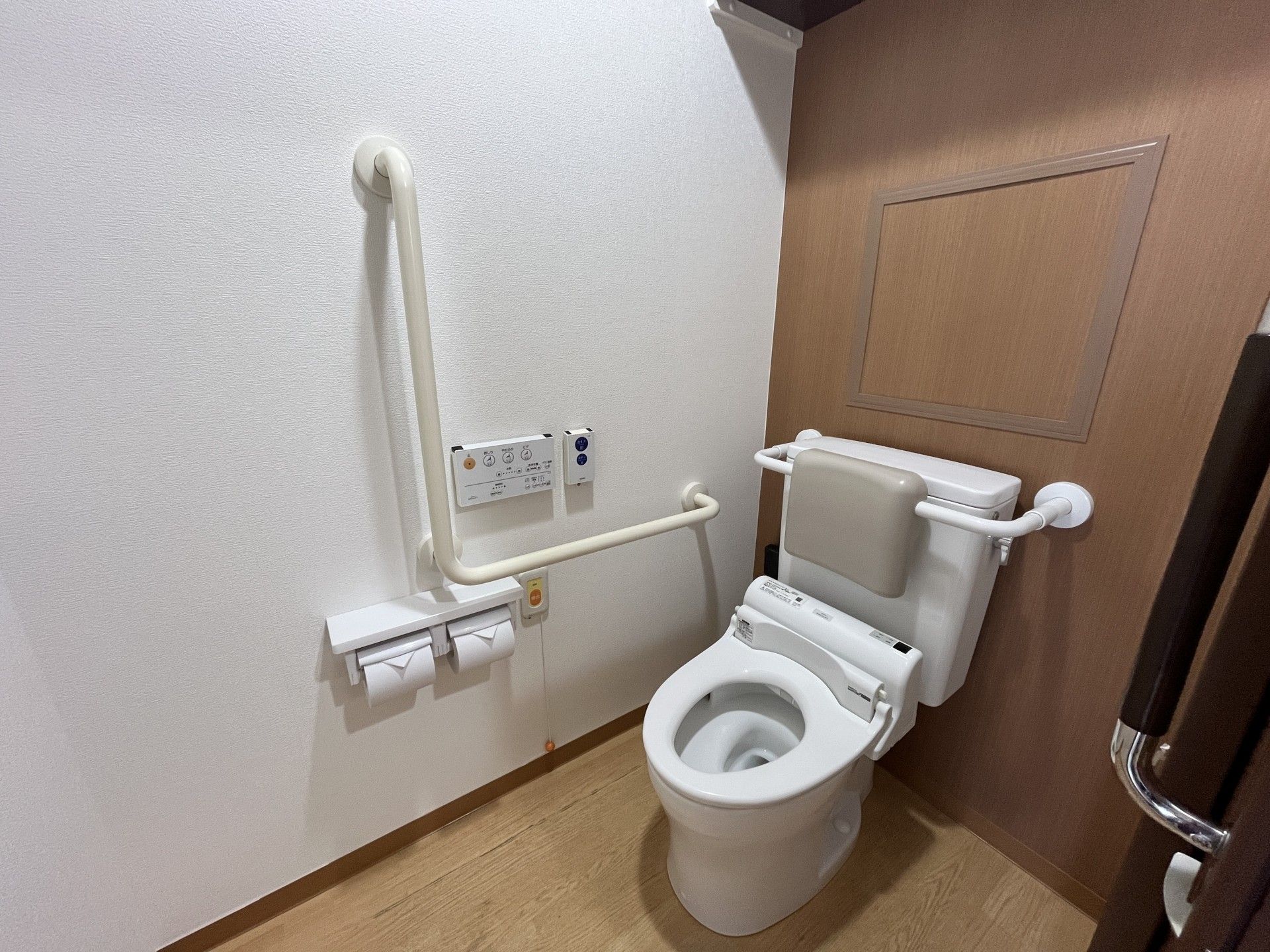 手すり付きのトイレ