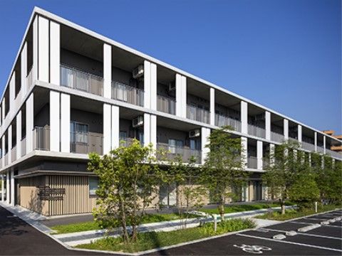 「グループホームさやか」の外観。白を基調とした施設は、窓から日光が入りやすい空間を演出している。
