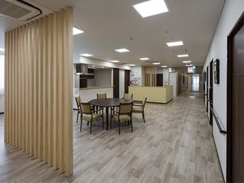「グループホームさやか」のホール。ゆとりある空間は圧迫感を感じさせずに、入居者様とのびのび対談ができる。