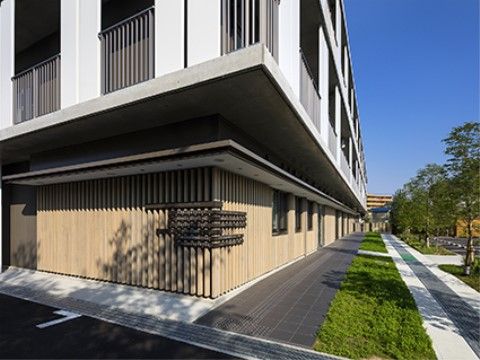 「グループホームさやか」の施設通路。外の環境をのびのびと体感できる通路がある。