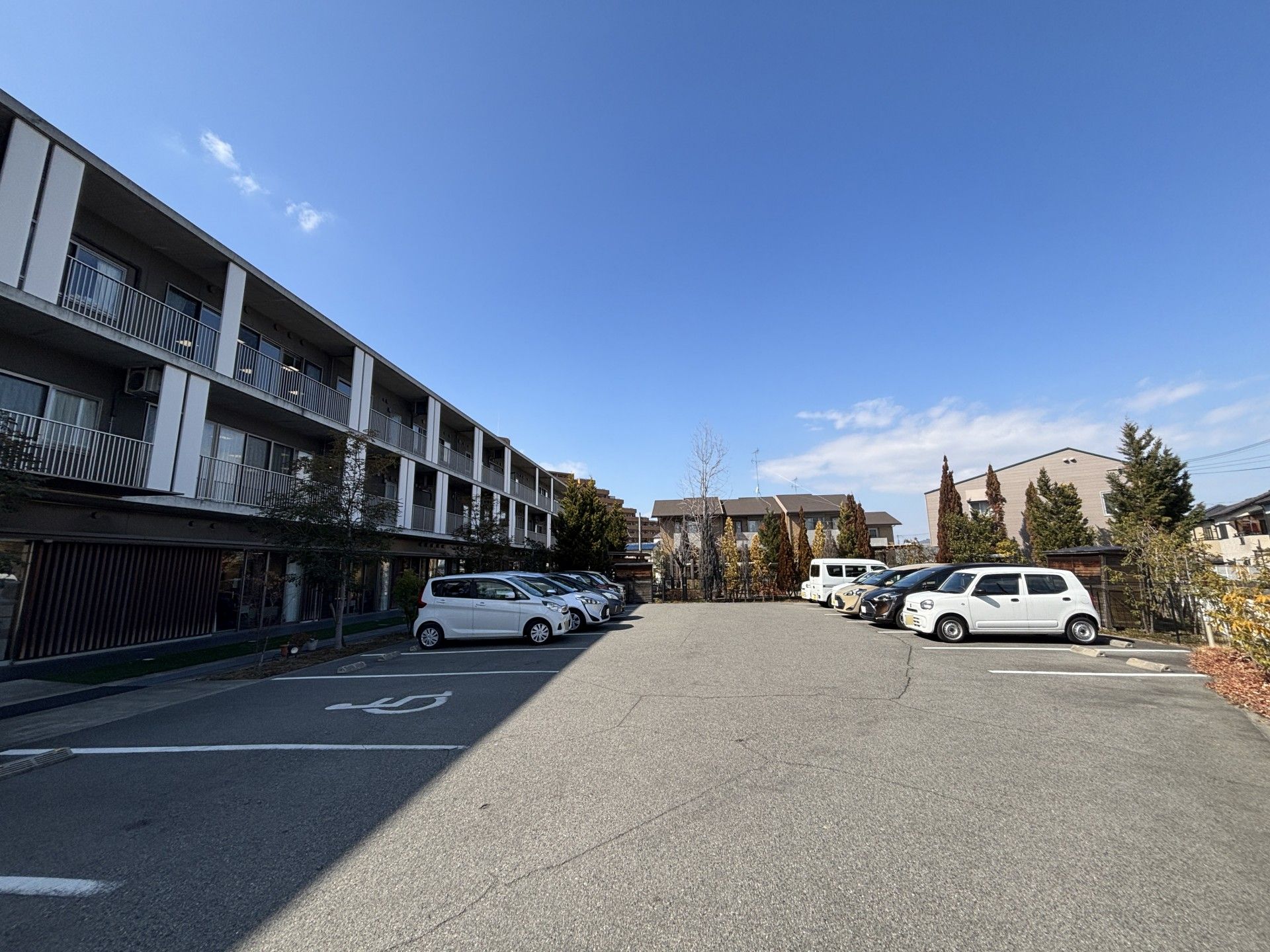 駐車場と建物の外観
