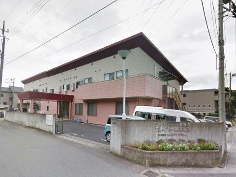 「グループホーム津田沼」の外観。２階建ての完全個室部屋を完備している。