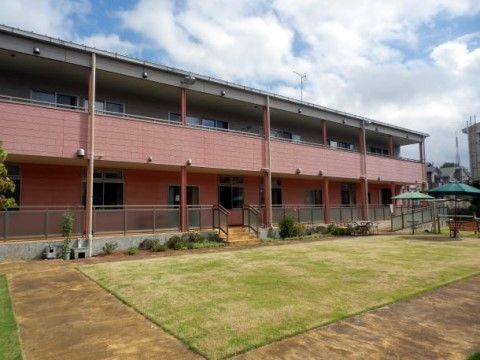「グループホーム津田沼」の外観２。自然に恵まれており、過ごしやすく空気が良いので、のびのびと生活ができる。