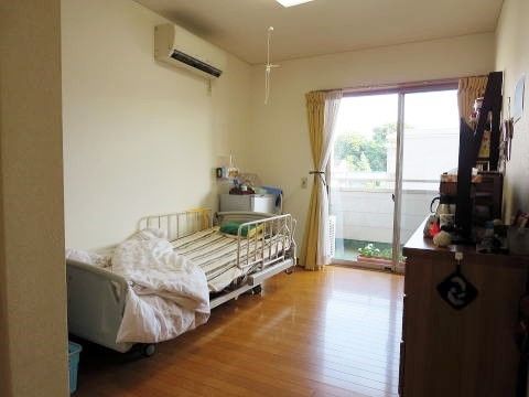「グループホーム津田沼」の居室。居室から外に出れるベランダ付きで、景色を眺められる。