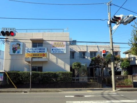 「住宅型有料老人ホーム お年寄りお世話の家」の外観。２階建ての住宅と通りに面した、分かりやすい施設になっている。