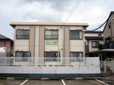 「住宅型有料老人ホーム らくらくホーム田喜野井」の外観。住宅街に建っている、標準の施設。