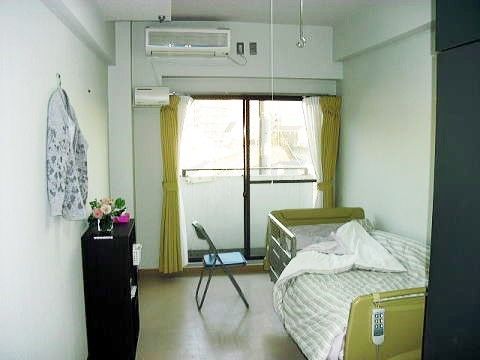 「住宅型有料老人ホーム らくらくホーム大久保」の居室。必要な私物を持ち込んで、今まで通りの生活がおくれる。