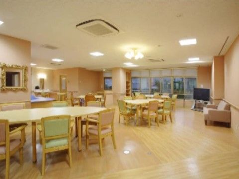 「介護付有料老人ホームわらべの里」のリビング。くつろいだり、ご入居者様同士の交流の場にもなっている。
