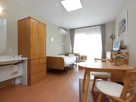 「介護付有料老人ホームわらべの里」の居室。家具を自分の好みにコーディーネートができる。
