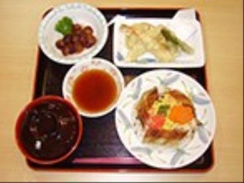 「介護付有料老人ホームわらべの里」のお食事。入居者様に合わせて考えられたお食事は食べやすく喉を通りやすい。