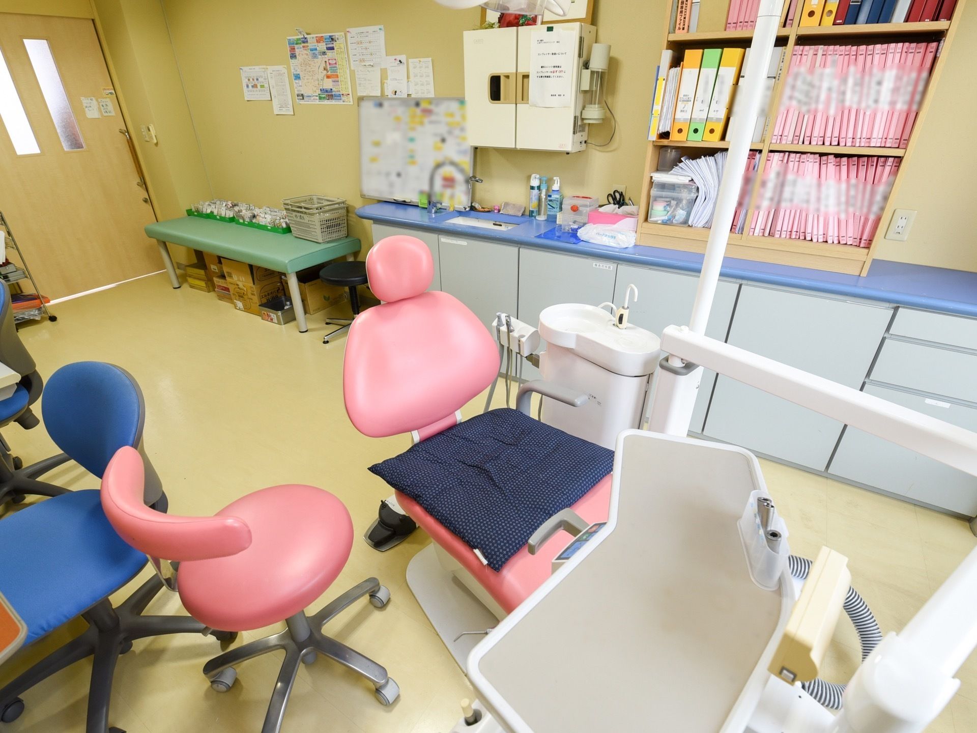 入居者様の歯の状態を診察するスペースが配備されている。ドアはスライド式で、入口から診察台までは広いスペースが確保されている。