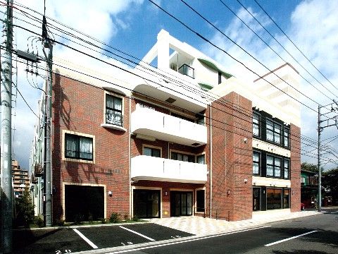 3階建ての建物で、駐車スペースが３台ありレンガ調と白色の外観