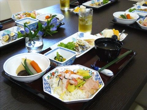 主食と汁物、小鉢に煮物など和風の栄養バランスのとれた食事