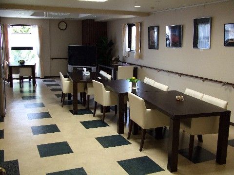 「ココファンメディカルタウン湘南四之宮」の食堂。常にテーブルや椅子を清潔に心がけている。