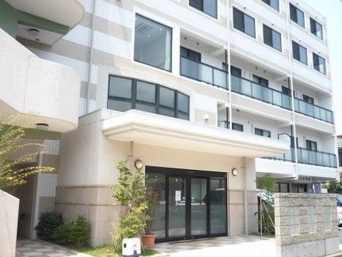 「ココファンメディカルタウン湘南四之宮」の外観。マンション住宅と変わりない、外観になっている。