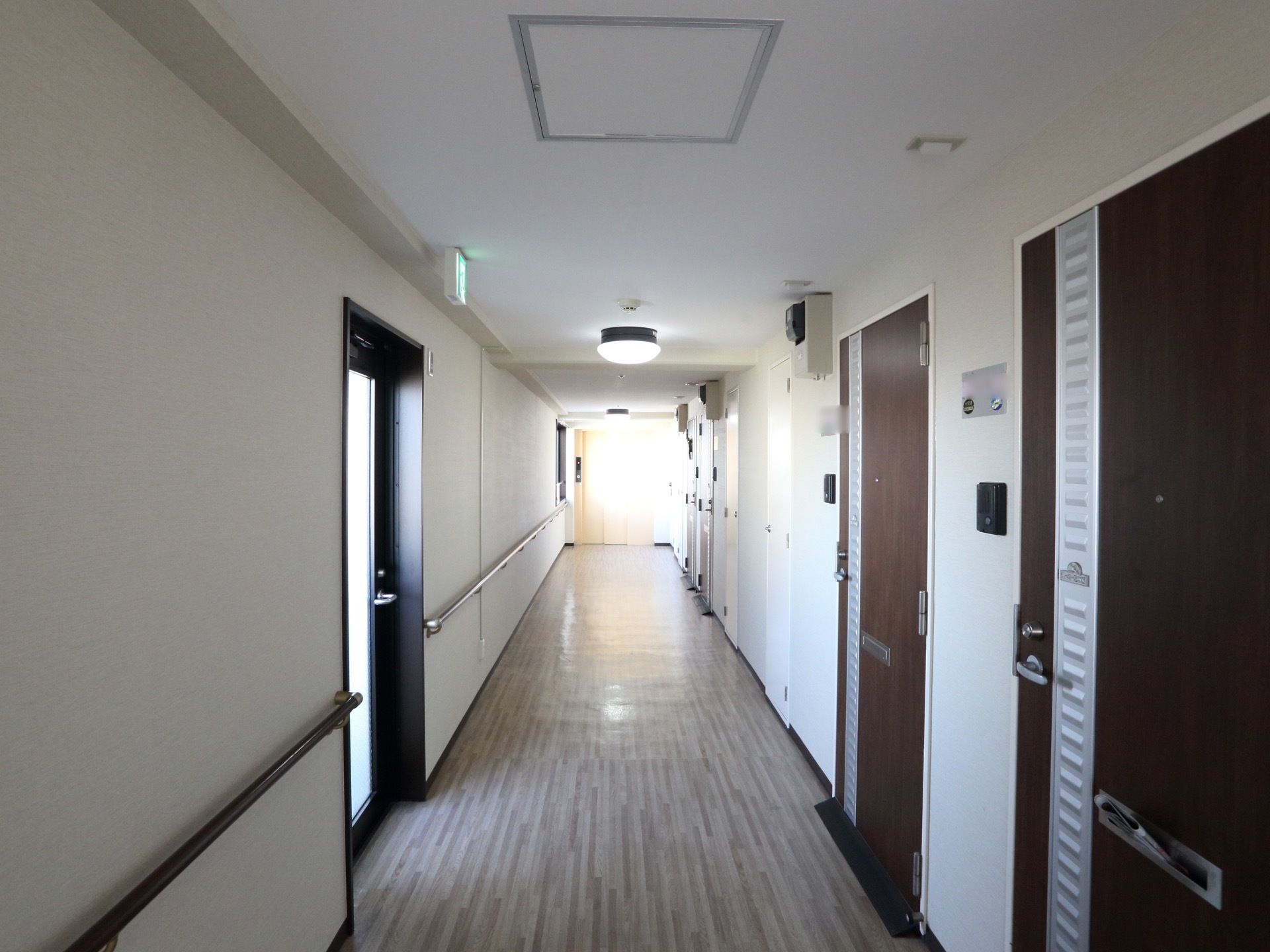 通路には手すりが設置されている。また、それぞれの居室入り口にはインターホンと表札、郵便受けが付いてる。