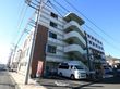 施設は道路沿いに建てられており、一見するとマンションのように見える。5階建てになっているので、非常に大きな建物になっている。