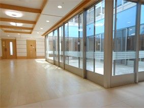 広々とした明るい廊下