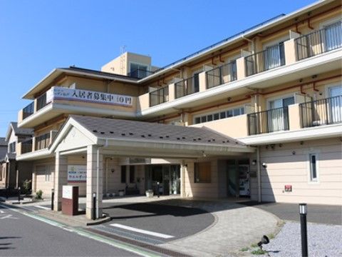 ３階建てのアットホームな雰囲気のある建物である。エントランスには大きな屋根が完備されているので、雨が降り込んで濡れる心配がない。