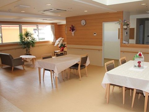 開放感のある広々としたリビングである。４人掛けのダイニングテーブルには清潔感のあるクロスがかけられている。