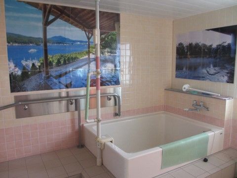 清掃の行き届いた心地よい大浴場である。浴槽には、身体の不自由な方のための介護用装置が完備されている。