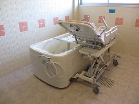 明るく衛生的な介護浴室である。重介護の方や車椅子をご利用の方でも安心して入浴していただける特殊浴槽を完備している。