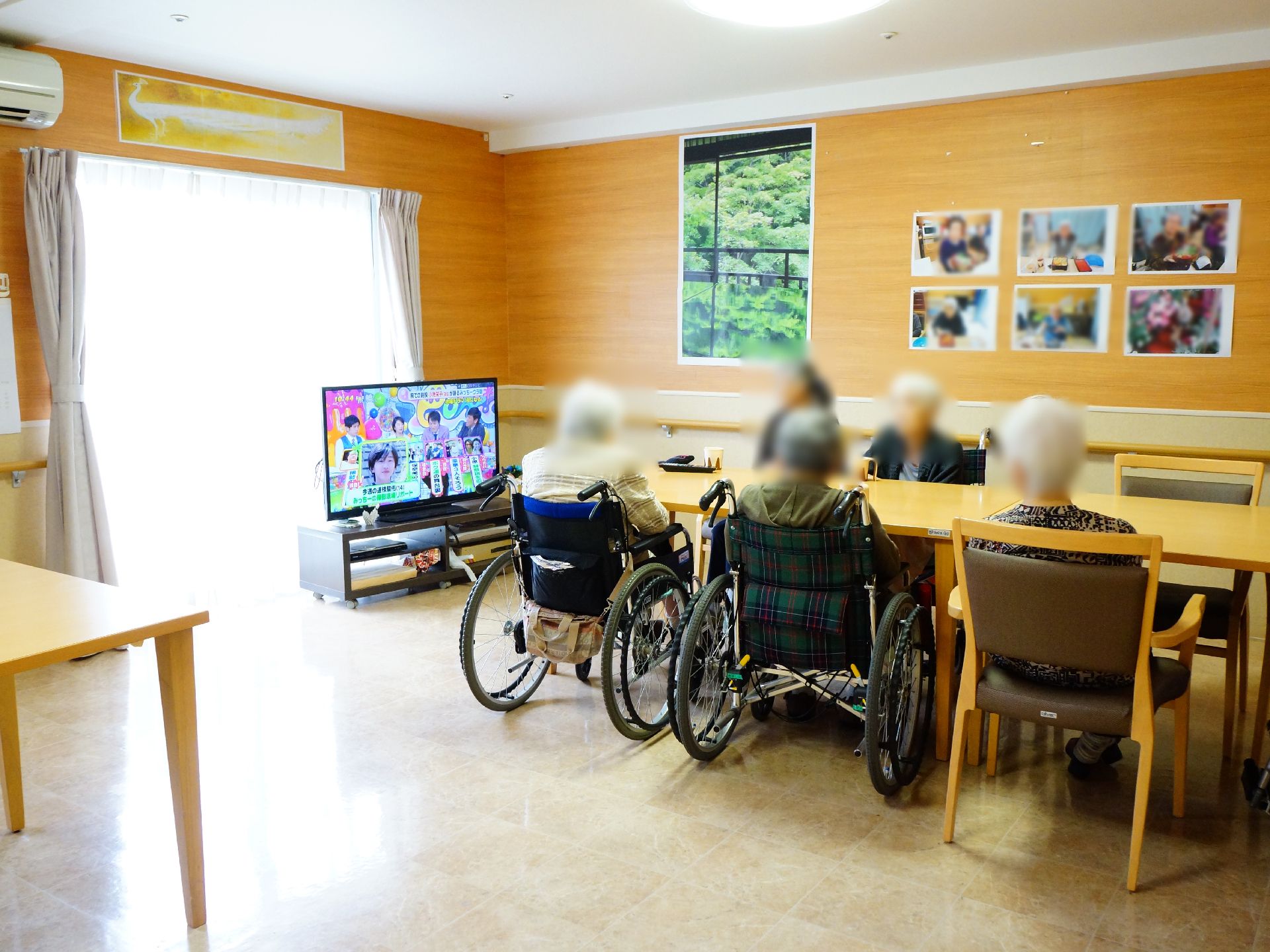 共用部は車いすの入居者の方に配慮して広くゆとりのある空間となっている。また、壁に沿って手すりも設置されている。