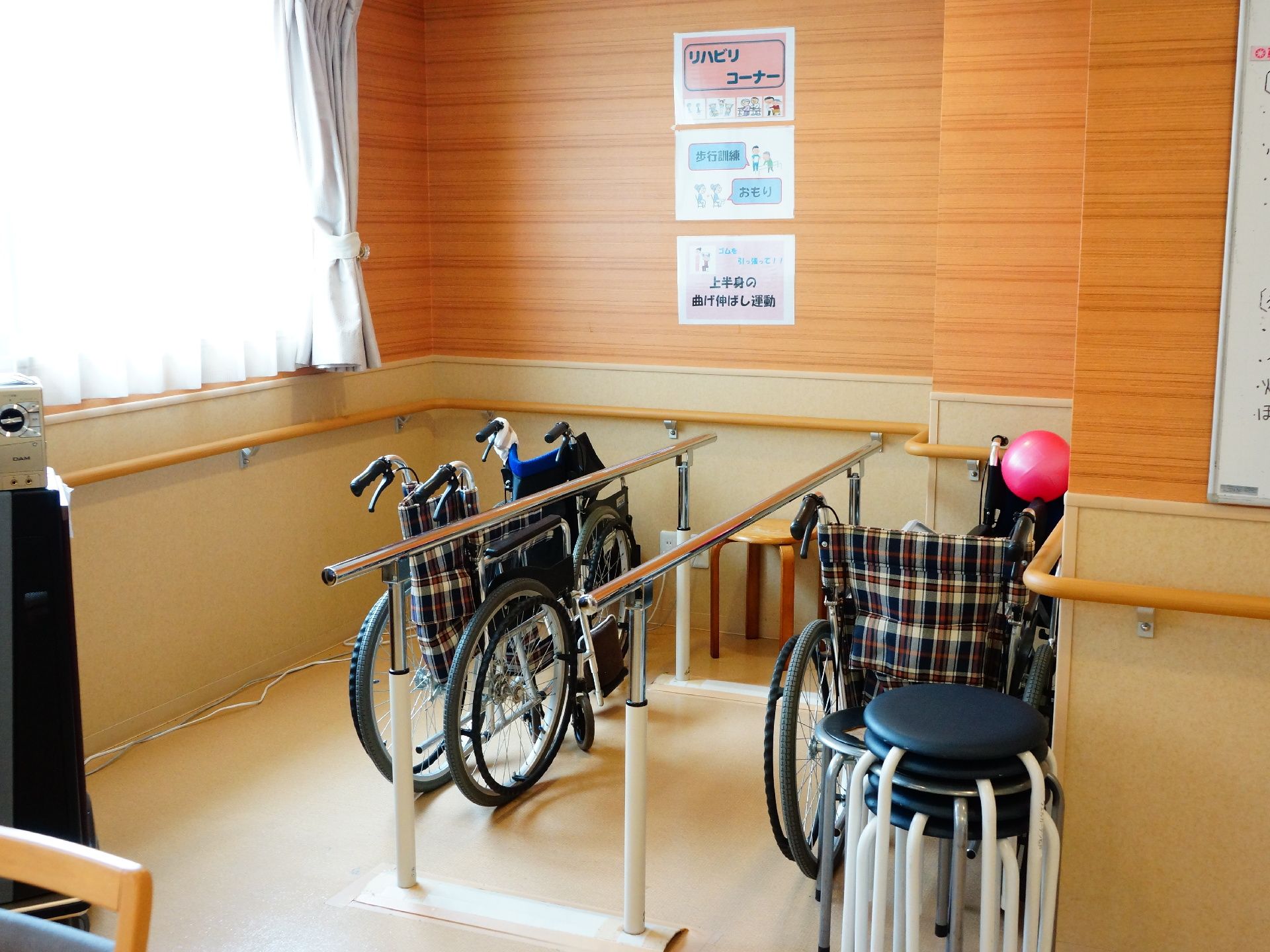車いすの方や足腰に不安を抱えている入居者の方々のために、両わきに手すりが付いているリハビリコーナーがある。