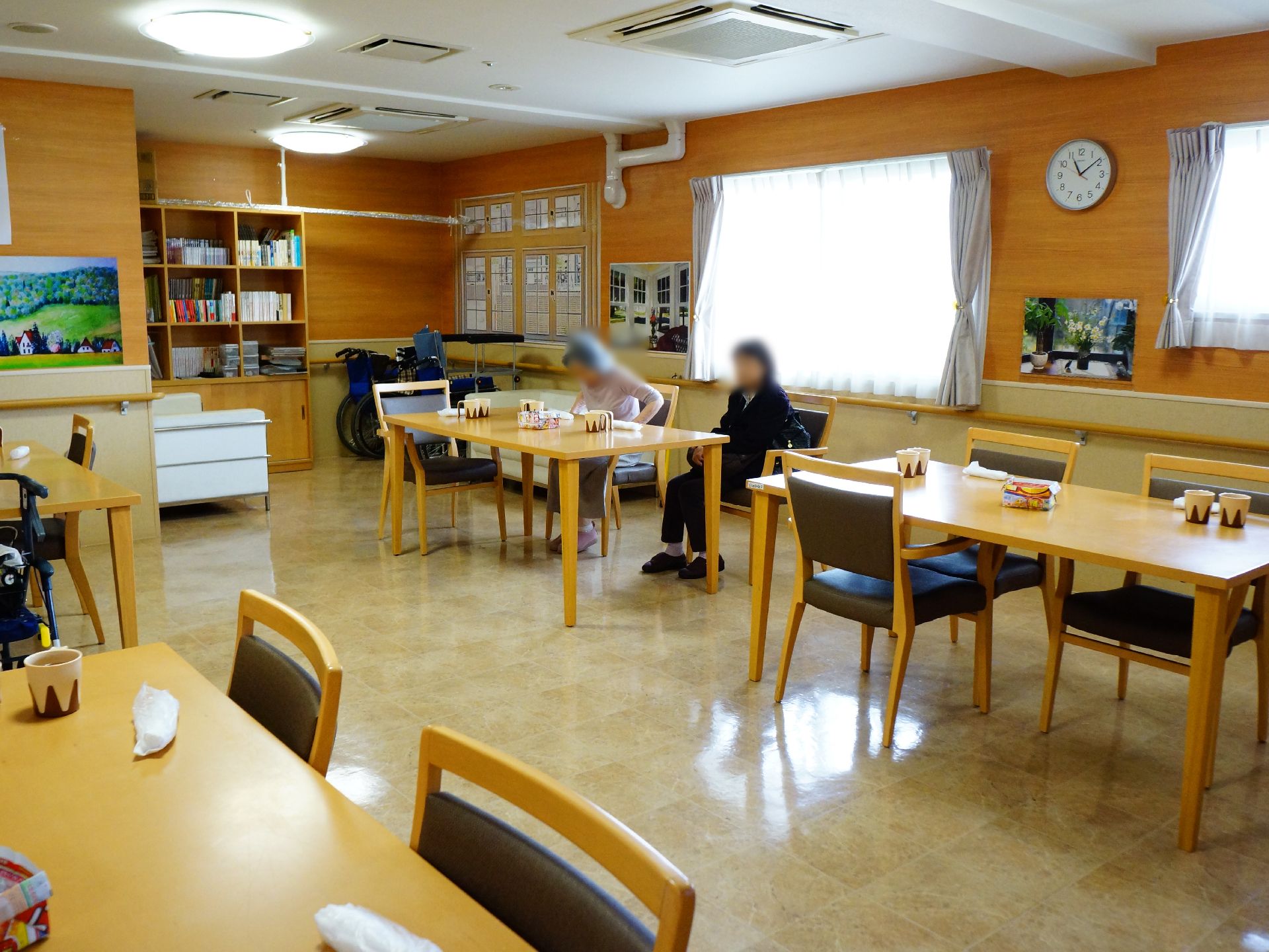 共用部の奥にはソファーや本棚が置かれているスペースがある。食事前にはテーブルや椅子のある場所にすぐに移動できる。
