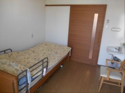 「サービス付き高齢者向け住宅 ガーデンライフ神戸西」の居室。家具の設置を新たに増設でき、お好みのコーディーネートができる。