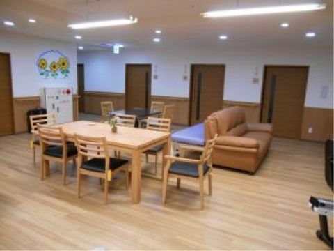 「サービス付き高齢者向け住宅 ガーデンライフ神戸西」の共有スペース。ベージュをベースにした家具は、統一感あり過ごしやすい環境を整えている。