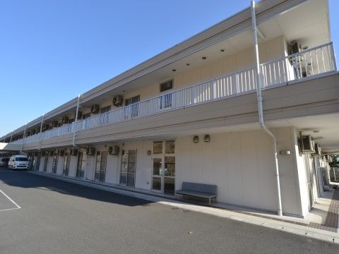 「介護付高齢者住宅 松寿園」の外観。個室タイプの居室を完備した、２階建ての施設。