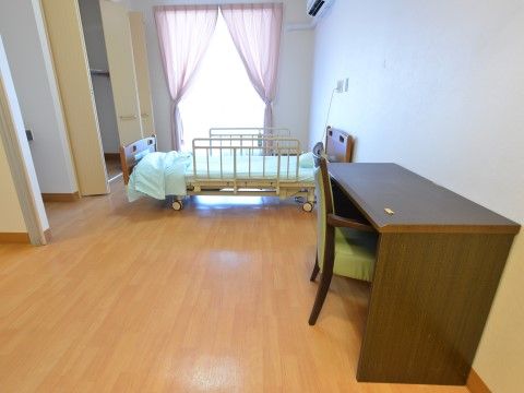 「介護付高齢者住宅 松寿園」の居室。トイレと洗面台を完備している居室。