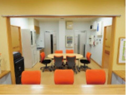 「介護付高齢者住宅 松寿園」の職員室。スタッフが緊急に時にはすばやく対応するので、夜も安心して眠れる。