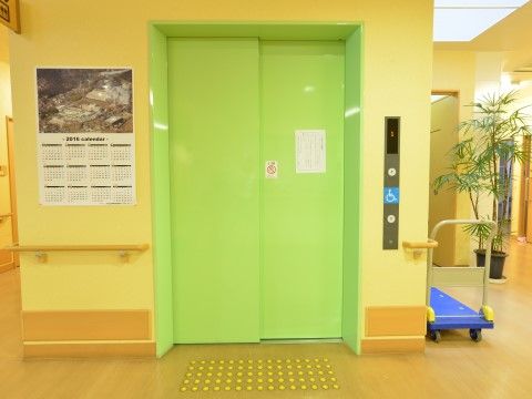 「介護付高齢者住宅 松寿園」のエレベーター。明るいカラーリングのエレベーターがある。