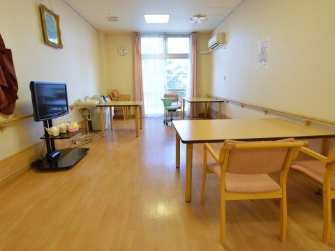 「介護付高齢者住宅 松寿園」の談話スペース。ご入居者様同士の憩いの場として利用できる。